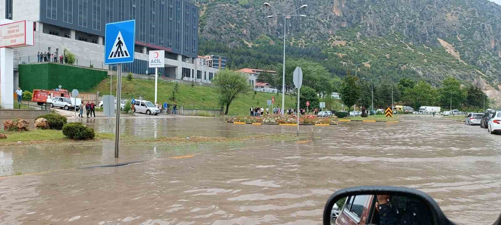 ISPARTA’NIN EĞİRDİR İLÇESİNDE SAĞANAK YAĞMUR SONRASI GÖLE DÖNEN YOLLARDA TRAFİK