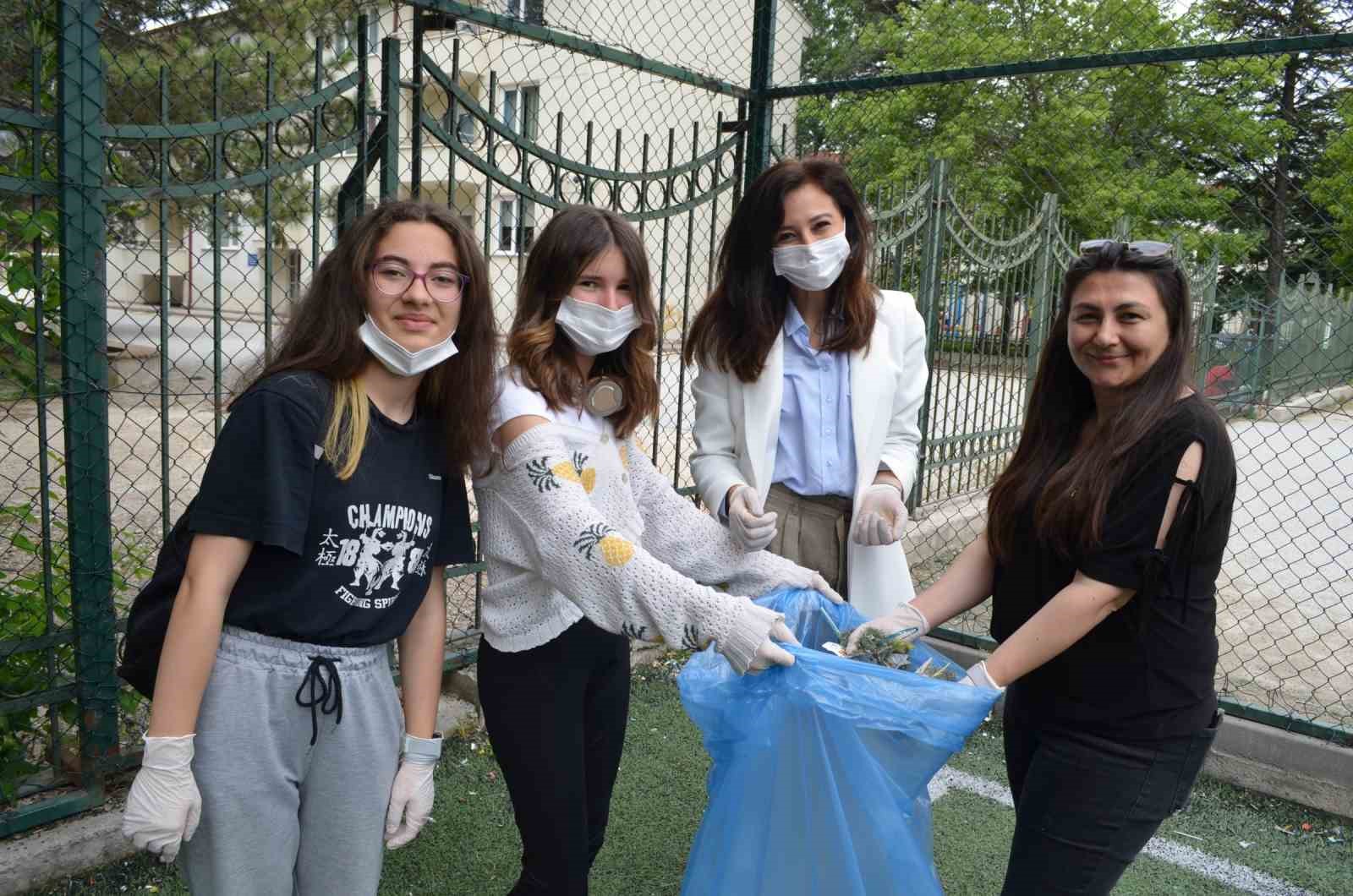 DÜZENLENEN SEMİNER SONRASI ÇÖP TOPLAMA ETKİNLİĞİ GERÇEKLEŞTİRİLDİ