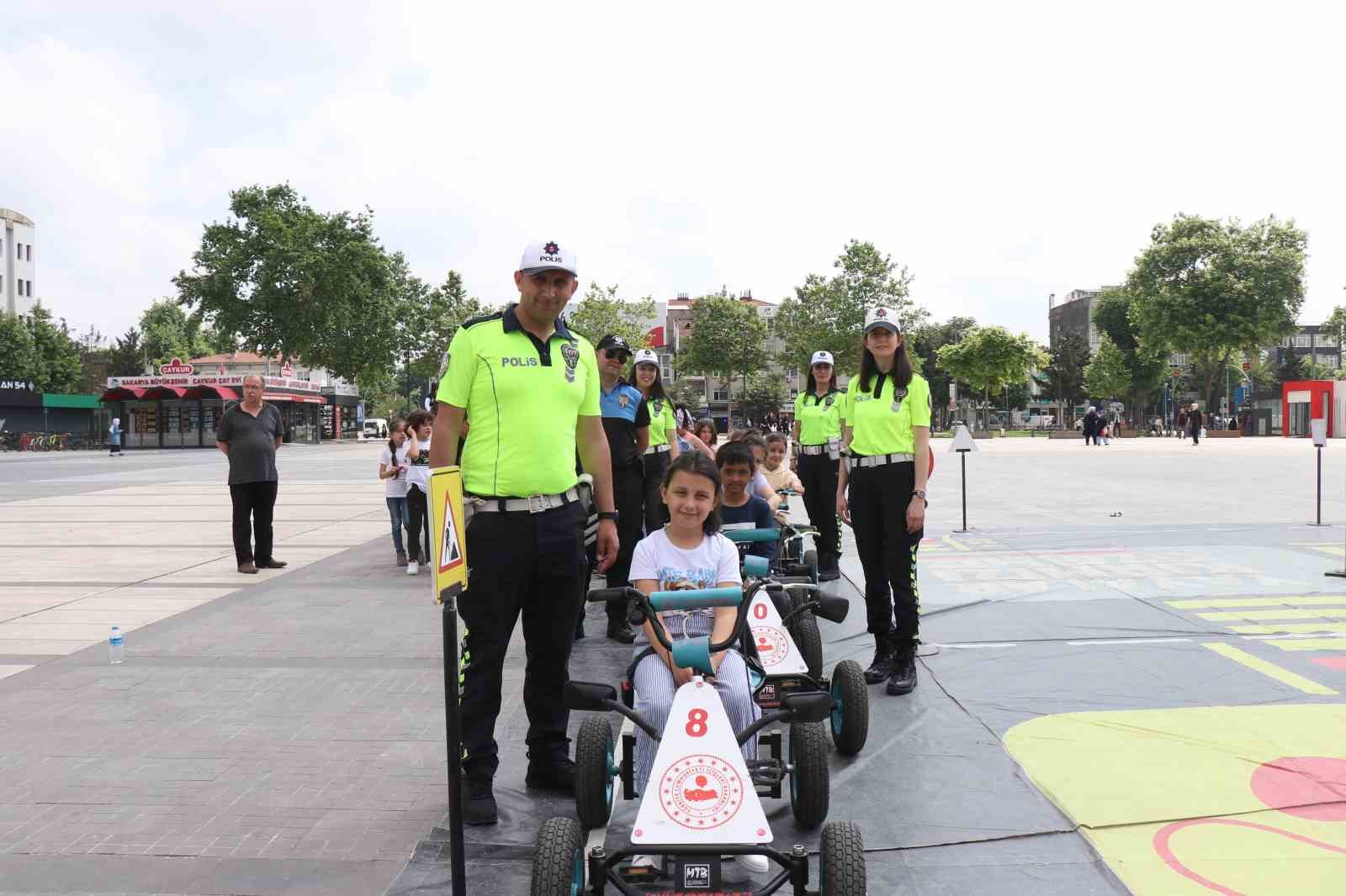 MOBİL TRAFİK EĞİTİM TIRI SAKARYA’DA ÖĞRENCİLERLE BULUŞTU.