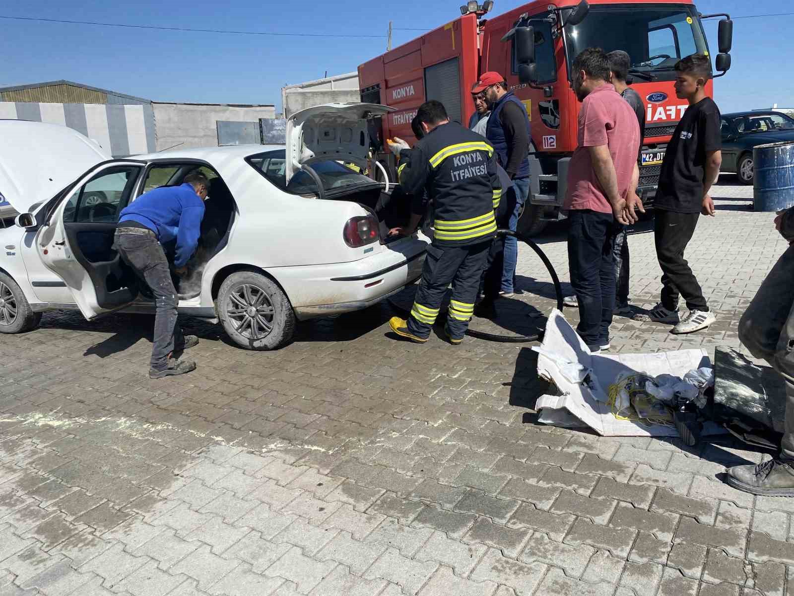 KONYA'NIN KULU İLÇESİNDE EGZOZU KAYNAK YAPILDIĞI SIRADA ALEV ALAN OTOMOBİLDEKİ
