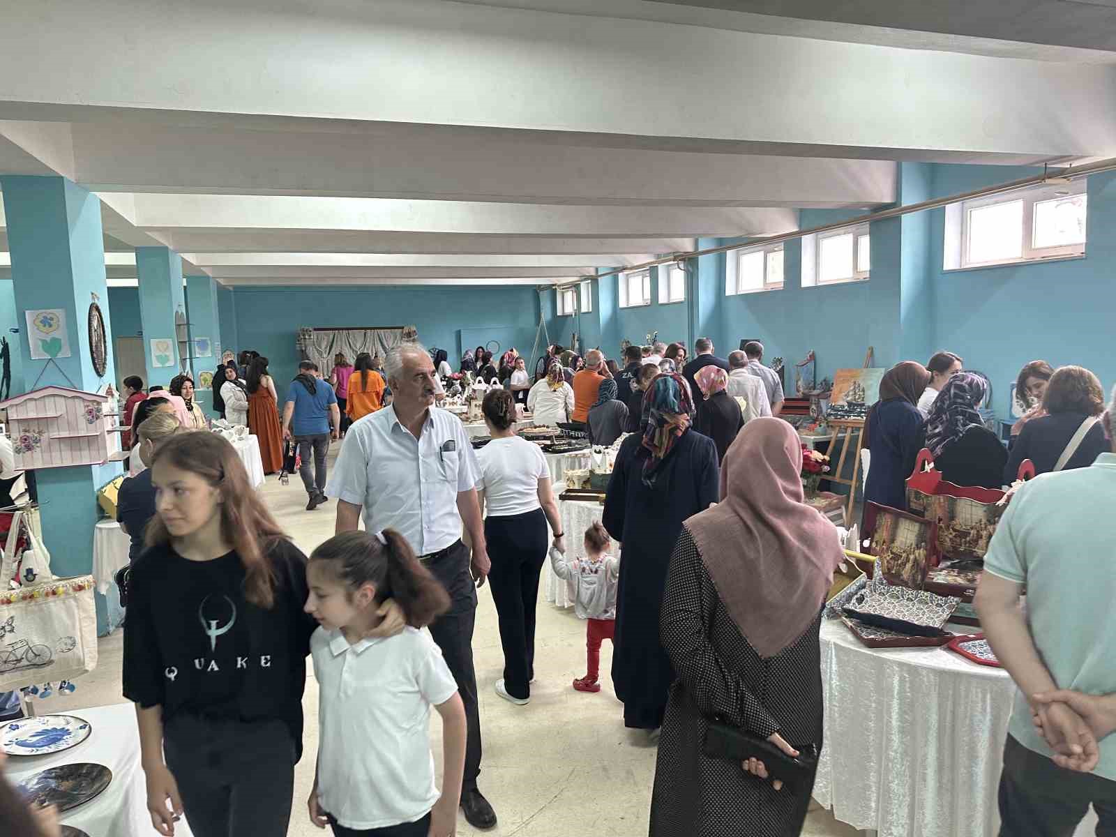 TEKİRDAĞ'IN MURATLI ŞEHİT ERDOĞAN ERİŞİK İLK/ORTAOKULU ‘ANNEM İLE EL ELE’