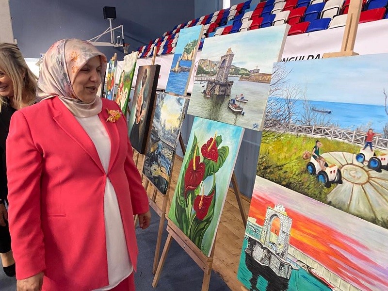ZONGULDAK'TA ÇEŞİTLİ KURSLARDA EL EMEĞİ ÜRÜNLER HAZIRLAYAN KURSİYERLER ÜRÜNLERİNİ SERGİLEDİ.