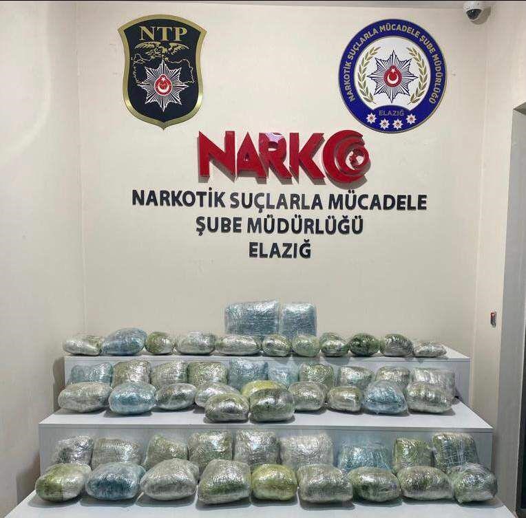 ELAZIĞ’DA POLİS EKİPLERİ TARAFINDAN DURDURULAN BİR ARAÇTA 52 KİLOGRAM KUBAR