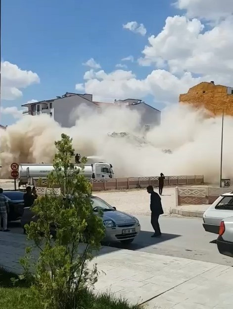 ELAZIĞ’DA, KAHRAMANMARAŞ MERKEZLİ DEPREMLERDE AĞIR HASAR ALAN 5 KATLI BİR