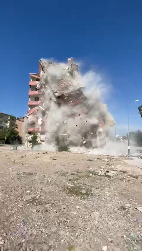 ELAZIĞ’DA YIKIMINA BAŞLANAN AĞIR HASARLI BİNA, İŞ MAKİNESİNİN MAKASININ DEĞMESİYLE