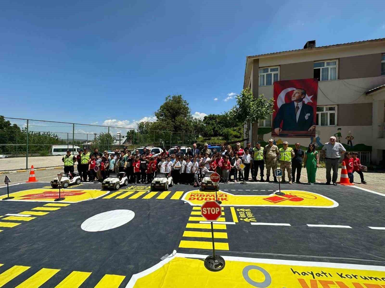 ELAZIĞ İL JANDARMA KOMUTANLIĞI EKİPLERİ, MADEN İLÇESİNDEKİ ÇOCUKLARA YÖNELİK TRAFİK