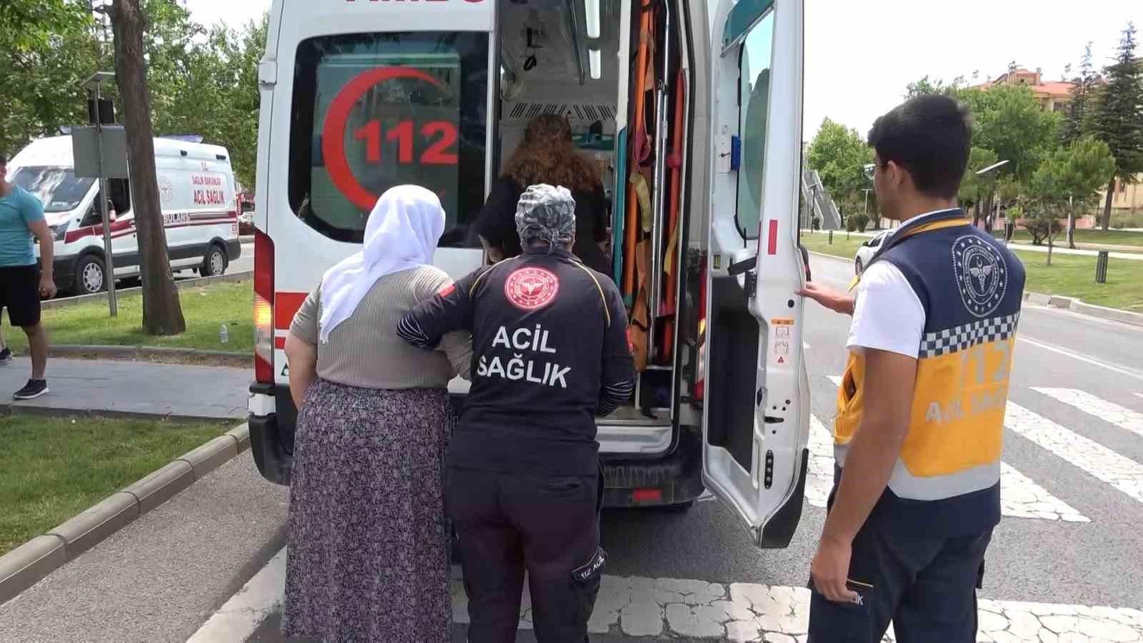 ARAÇ İÇERİSİNDE BULUNAN VE KAZADAN ETKİLENEN YAŞLI BİR KADININDA SAĞLIK