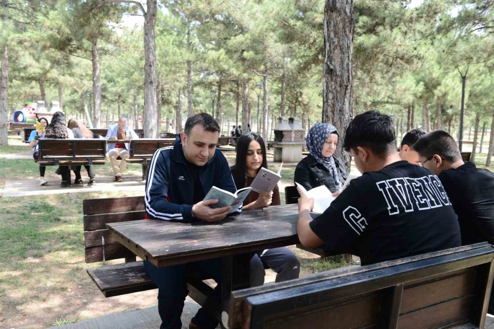 ELAZIĞ’DA ‘EŞOFMANINI GİY DE GEL’ TEMALI SPOR VE KİTAP OKUMA