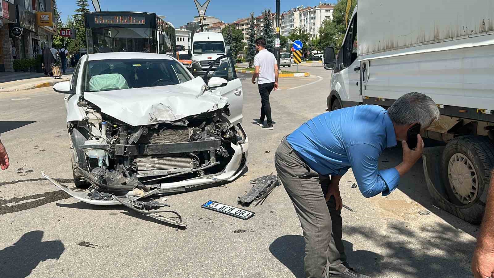 ELAZIĞ'DA OTOMOBİL İLE TRANSİTİN ÇARPIŞMASI SONUCU TRAFİK KAZASI MEYDANA GELDİ.