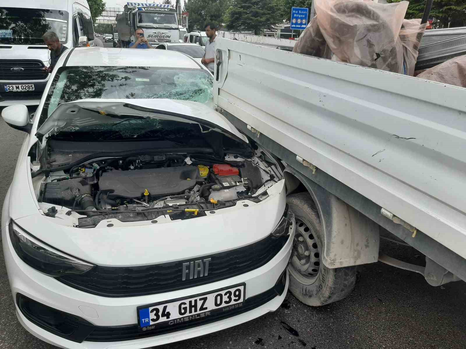 ELAZIĞ’DA OTOMOBİL, TRANSİTE ÇAPTI. YARALANANIN OLMADIĞI KAZADA,  MADDİ HASAR