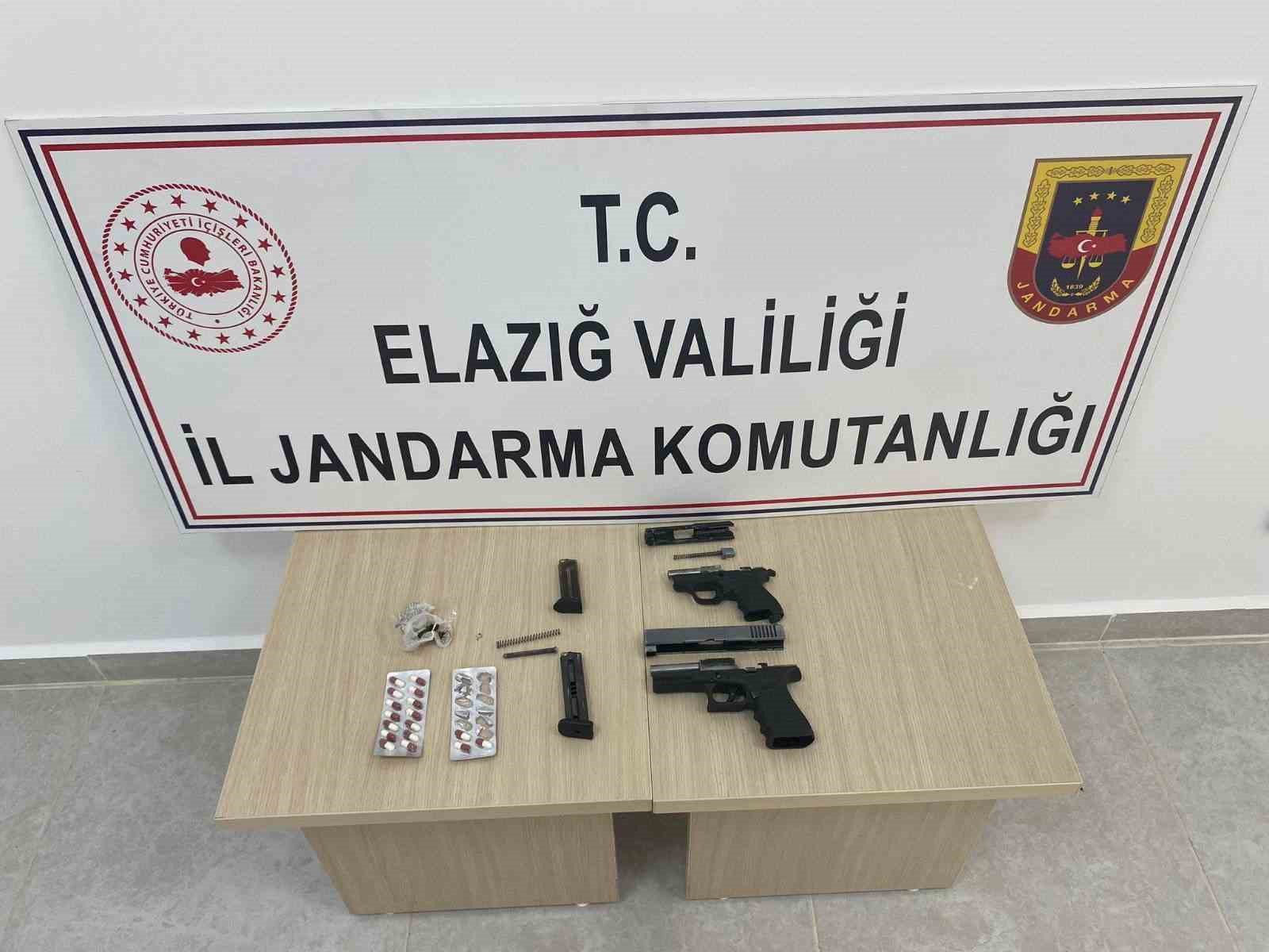 ELAZIĞ’DA JANDARMA EKİPLERİNİN BİR EVDE YAPTIĞI ARAMADA, ÇEŞİTLİ MİKTAR VE