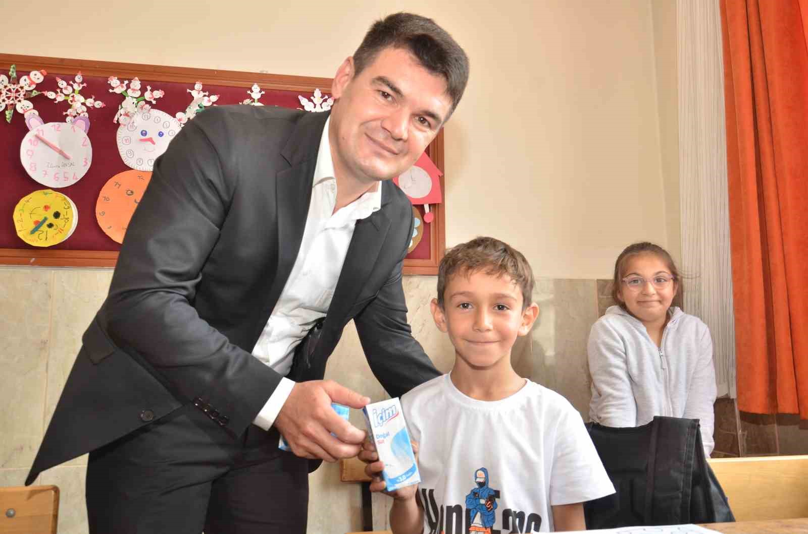 800 ÖĞRENCİYE SÜT DAĞITILDI