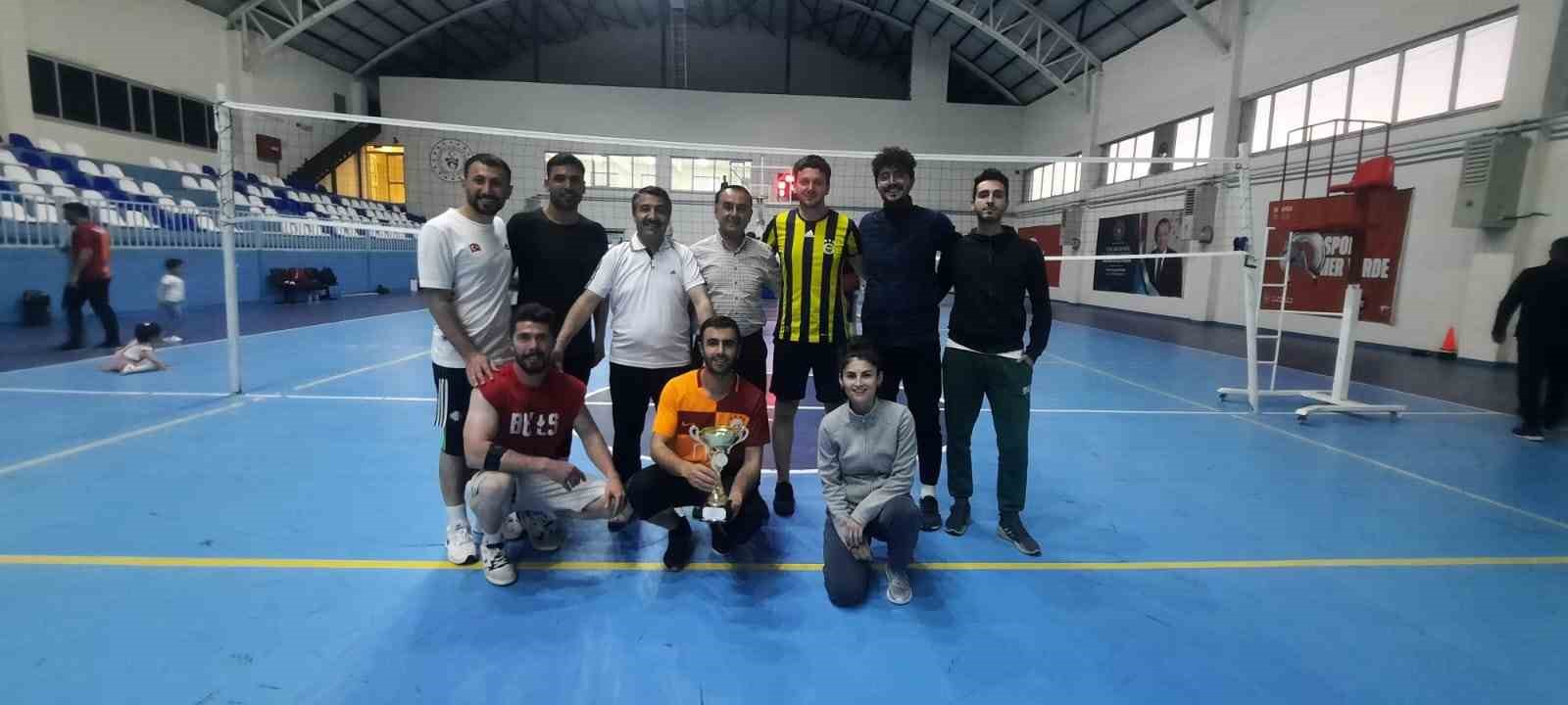 ELEŞKİRT’TE VOLEYBOL TURNUVASINDA ŞAMPİYON ERGÖZÜ ORTA OKULU OLDU ,SABAHATTİN GÜZEL