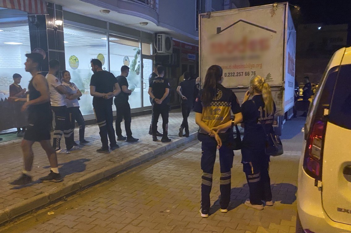 ADIYAMAN’DA, ELİNDEKİ BIÇAKLA SOKAK ORTASINDA SAĞA SOLA KOŞUŞTURAN ALKOLLÜ KADIN
