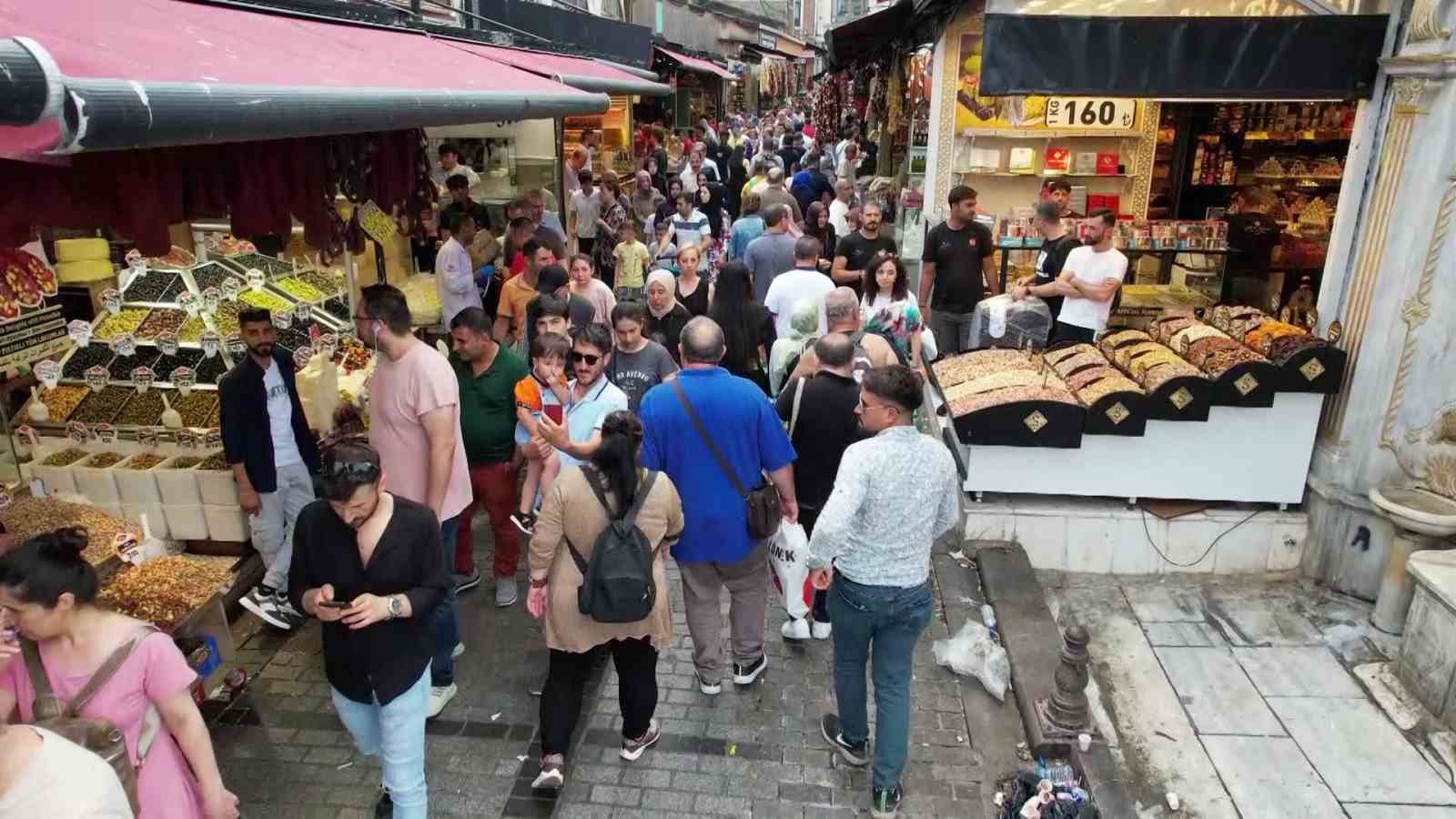 EMİNÖNÜ'NDE KURBAN BAYRAMI ÖNCESİ ALIŞVERİŞ HAREKETLİLİĞİ YAŞANDI