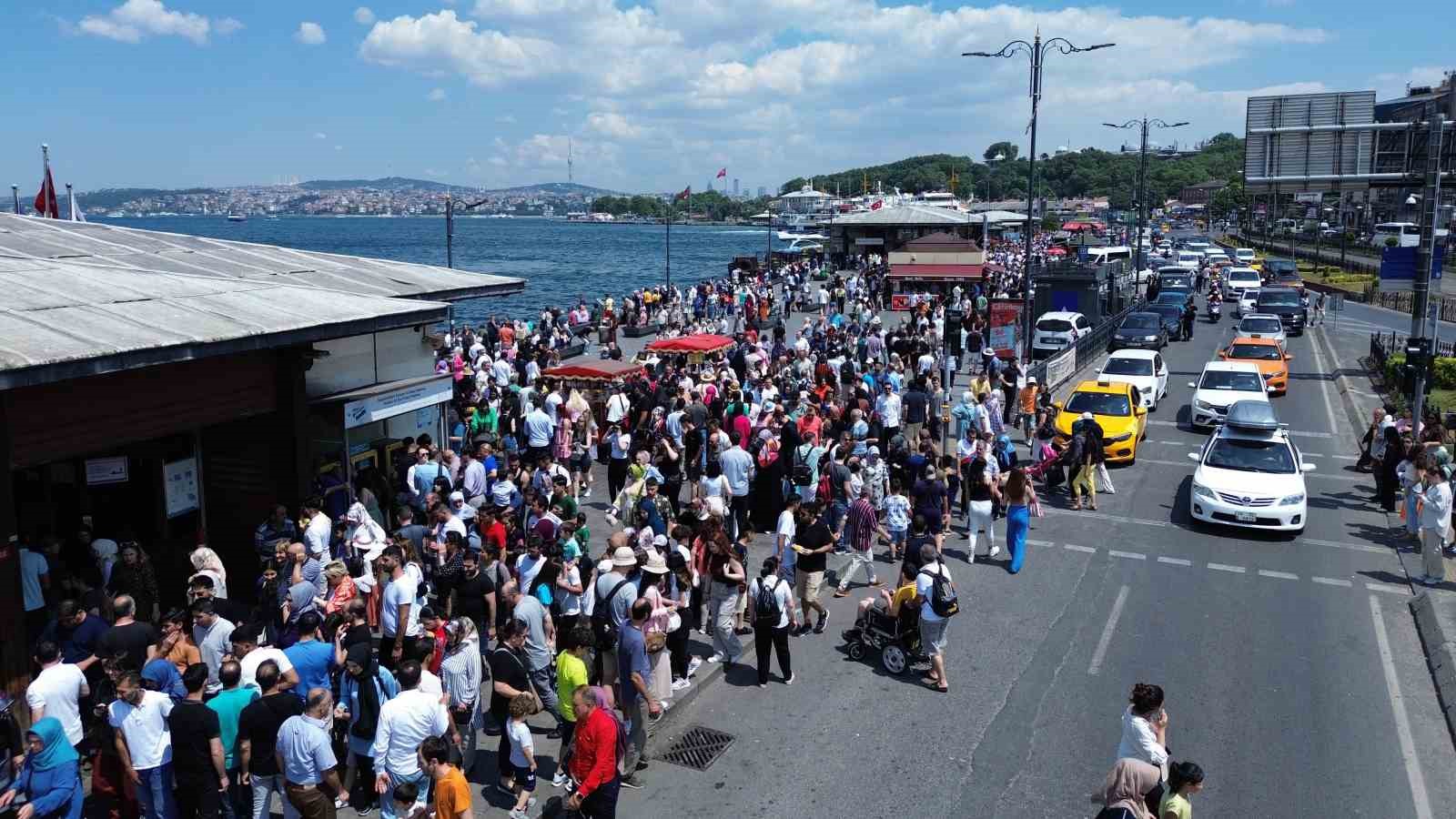 İSTANBUL'DA KALAN VATANDAŞLAR, KURBAN BAYRAMI'NIN 3. GÜNÜNDE EMİNÖNÜ'NE AKIN ETTİ.