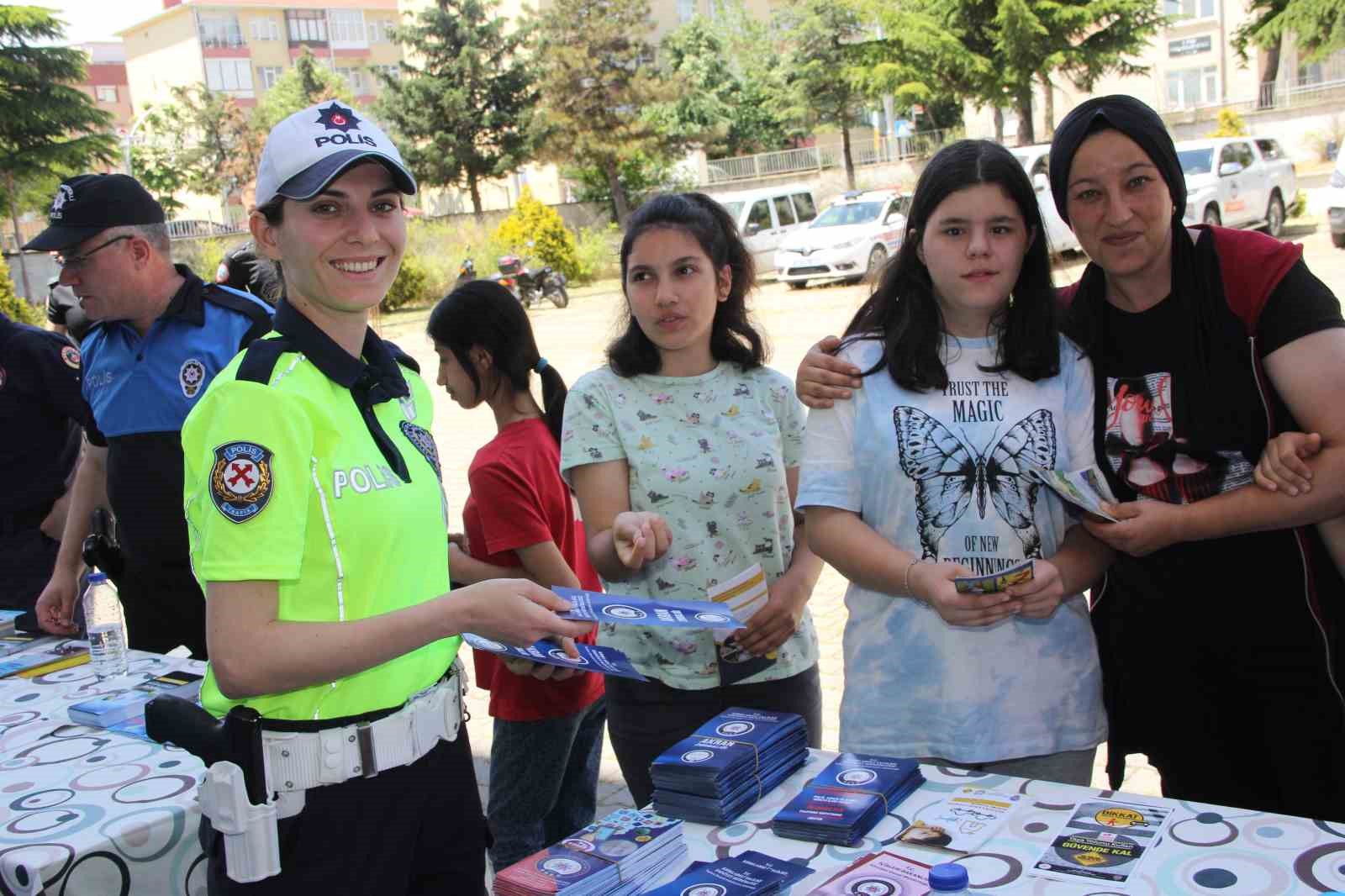 KIRKLARELİ İL EMNİYET MÜDÜRLÜĞÜNE BAĞLI BİRİMLER, ÇOCUKLARA ÇALIŞMALARINI TANITTI.