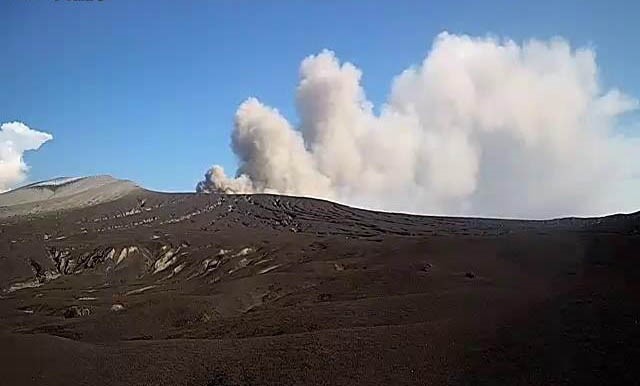 ENDONEZYA'DA ANAK KRAKATAU YANARDAĞI'NIN MEYDANA GELEN PATLAMALARIN ARDINDAN 3 BİN