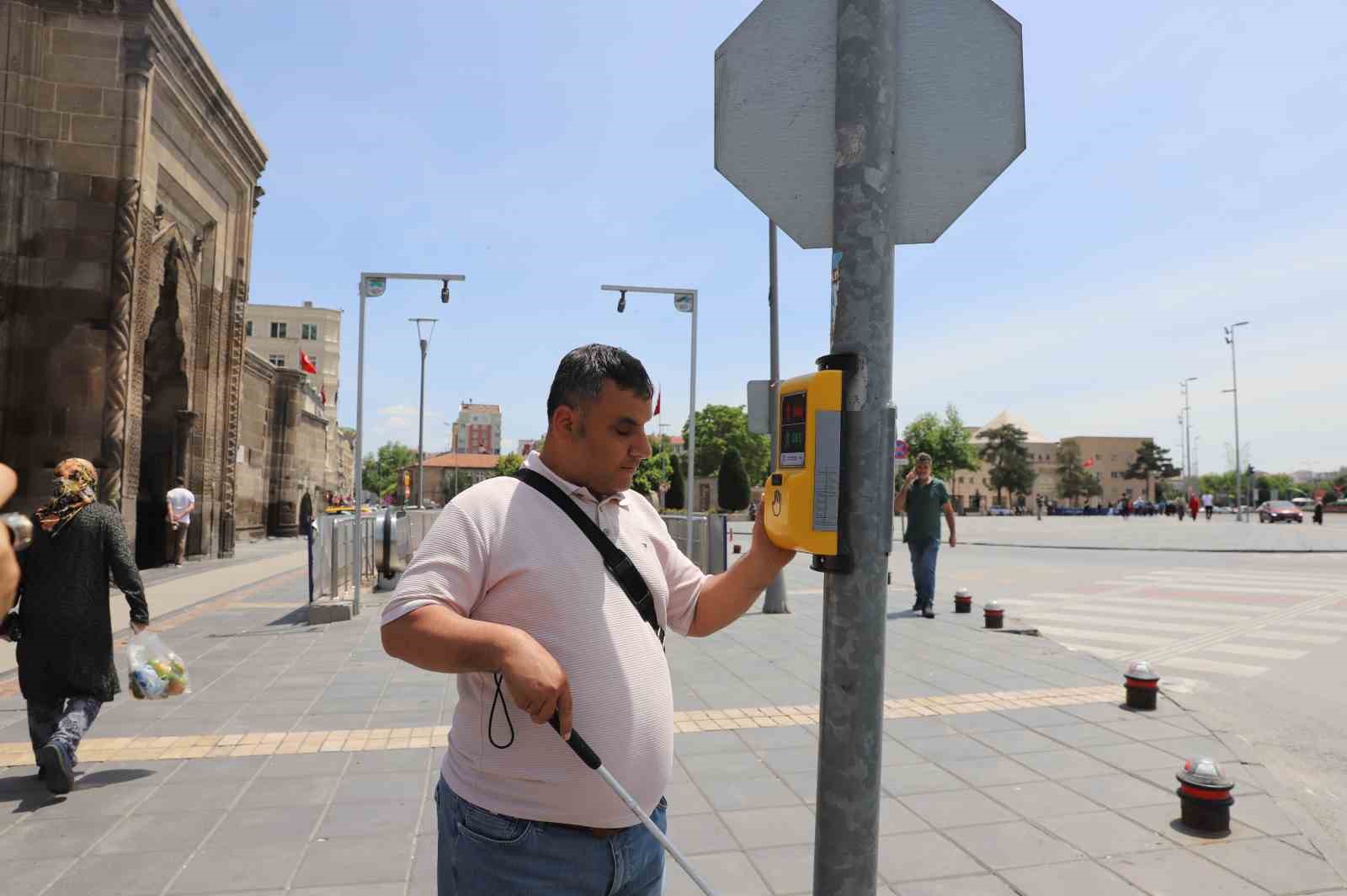 KAYSERİ BÜYÜKŞEHİR BELEDİYESİ, ŞEHRİN ÖZEL SAKİNLERİ OLAN ENGELLİ VATANDAŞLARIN YAYA