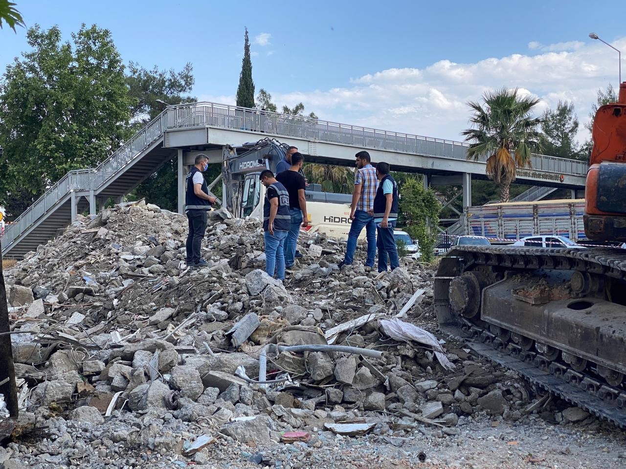 DEPREMİNİN 122. GÜNÜNDE ADIYAMAN’DA, BİR BİNANIN ENKAZINI KALDIRMA ÇALIŞMALARI ESNASINDA