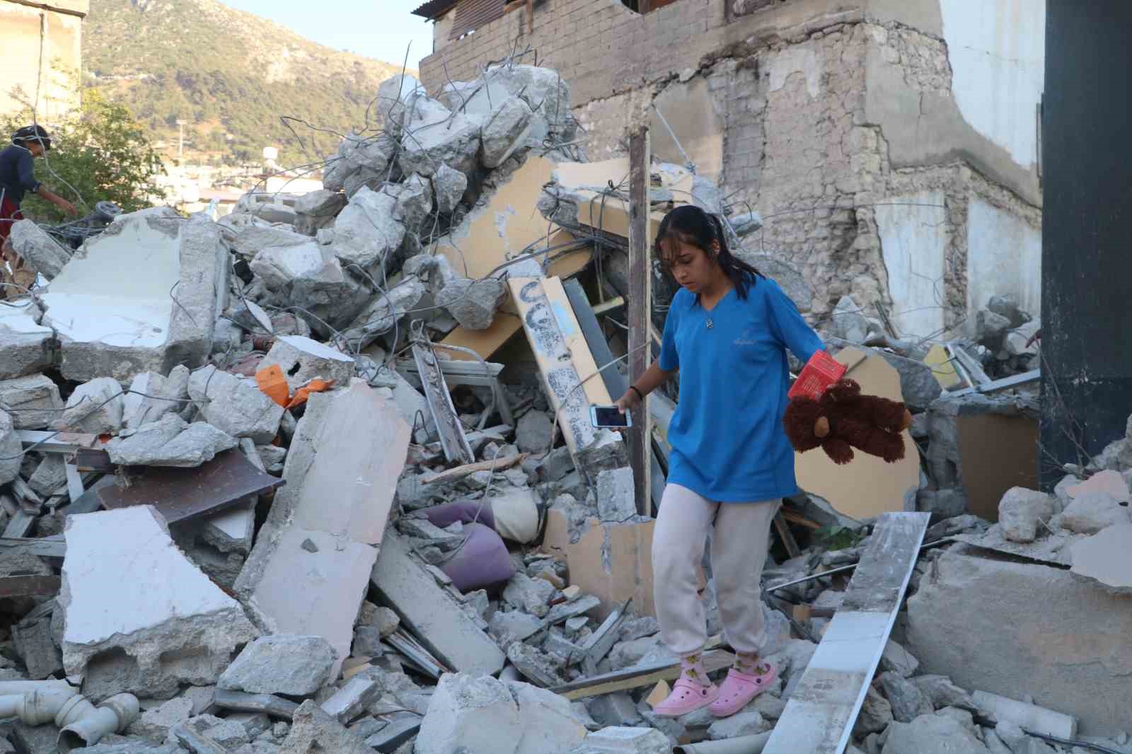 DEPREMİN VURDUĞU HATAY’IN ANTAKYA İLÇESİNDE YAŞAYAN RAMAZAN ERKUŞ VE KIZI