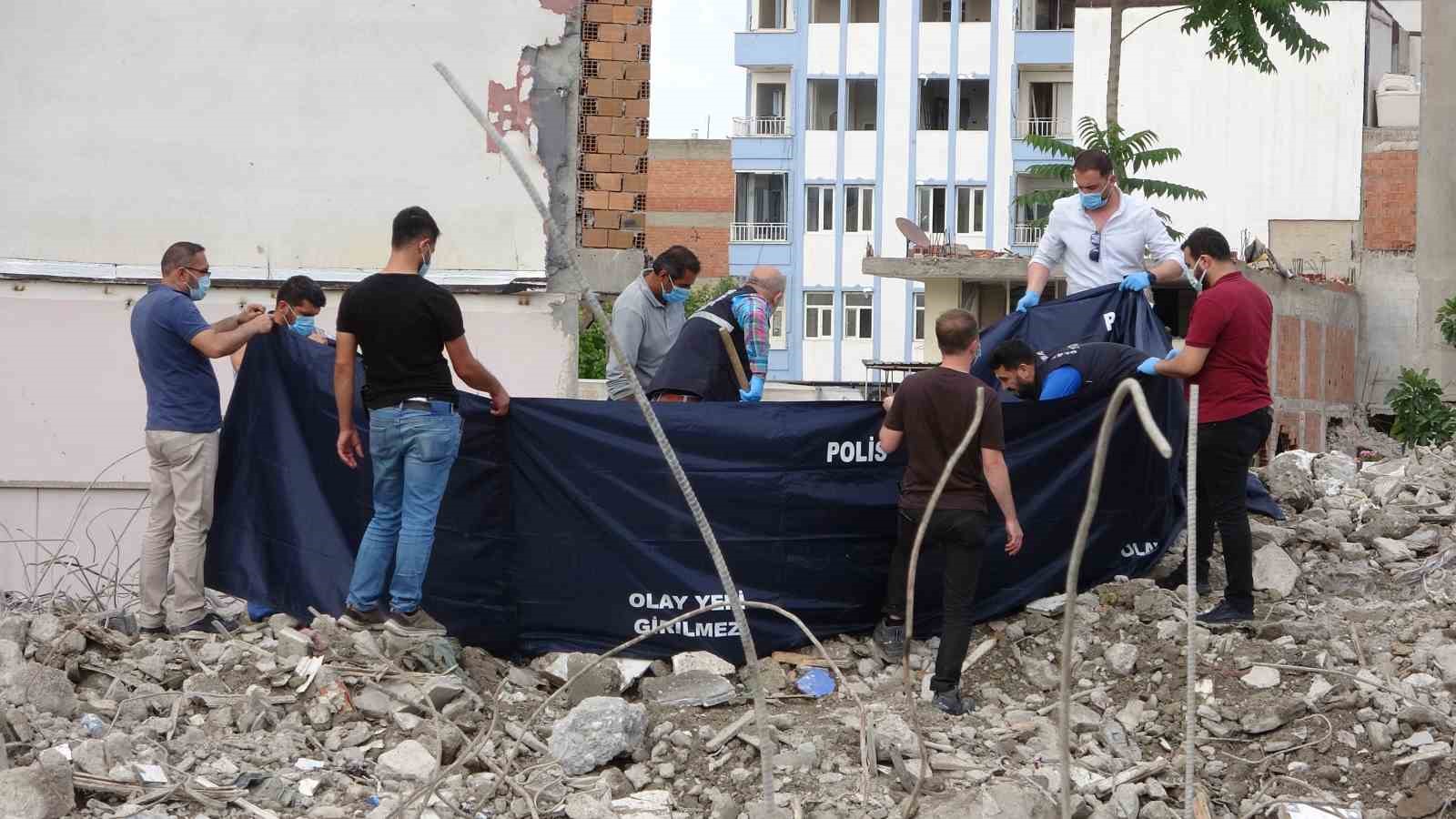 6 ŞUBAT DEPREMİNDE ENKAZ KALDIRMA ÇALIŞMALARI ESNASINDA BULUNAN KADIN CESEDİNİN