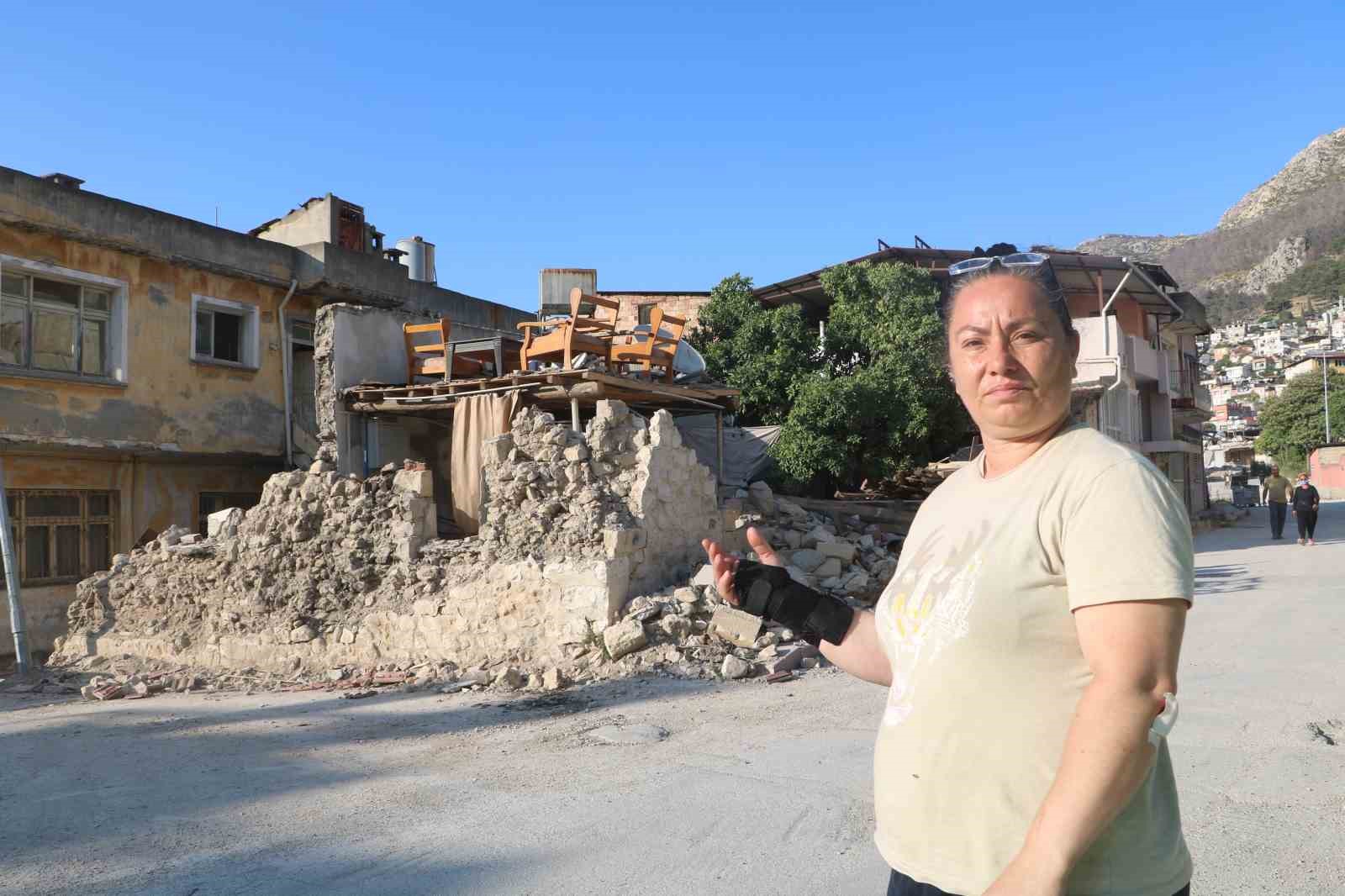 DEPREMİN VURDUĞU HATAY’IN ANTAKYA İLÇESİNDE DUVARLARI YIKILAN 2 KATLI KERPİÇ
