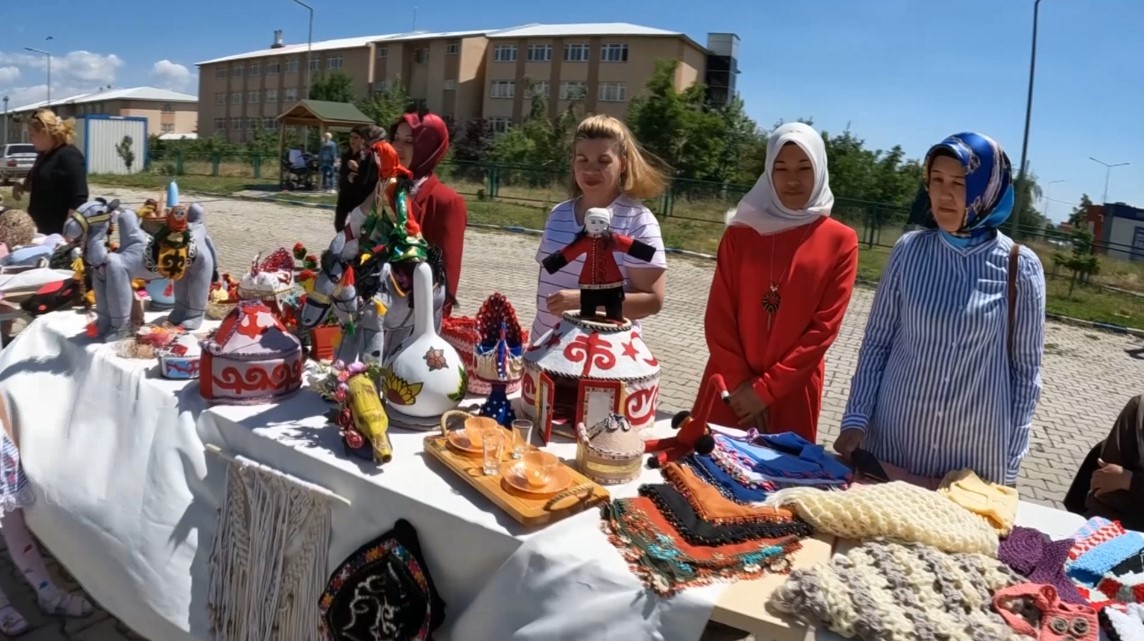 VAN’IN ERCİŞ İLÇESİNDEKİ GENÇLİK MERKEZİ BÜNYESİNDE EL SANATLARI, RESİM SERGİSİ