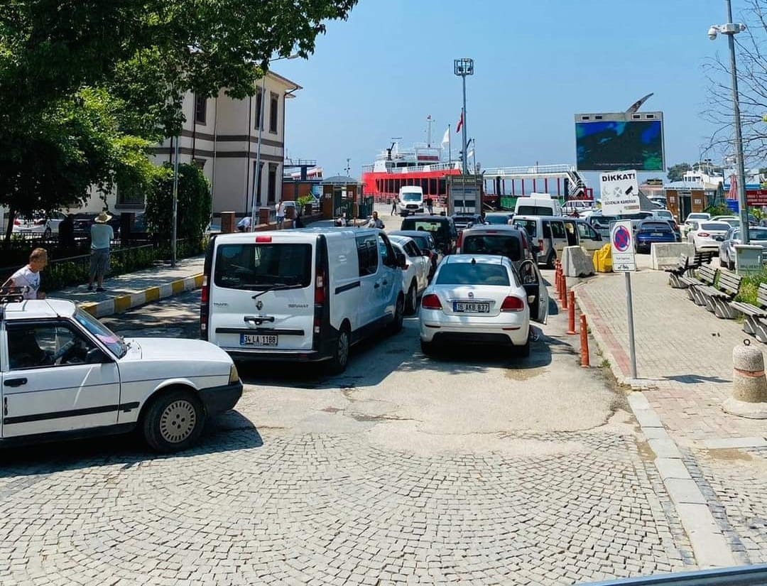 ERDEK'İN YAZIN ARTAN TRAFİK ÇİLES