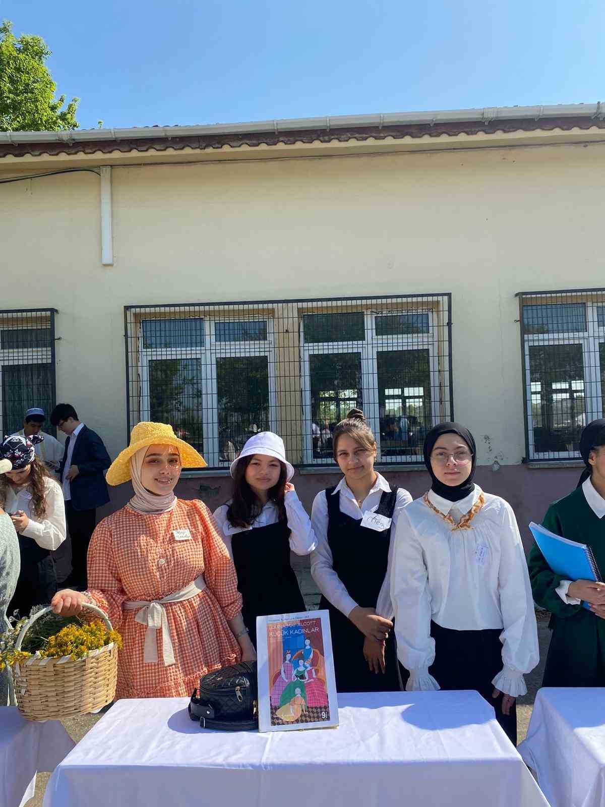 VELİMEŞE ANADOLU LİSESİ ÖĞRENCİLERİ ROMAN KAHRAMANLARINI CANLANDIRDI.