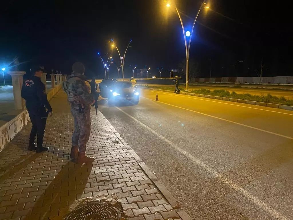 ERZİNCAN'DA ÇEŞİTLİ SUÇLARDAN ARANAN 18 ŞÜPHELİ YAKALANDI