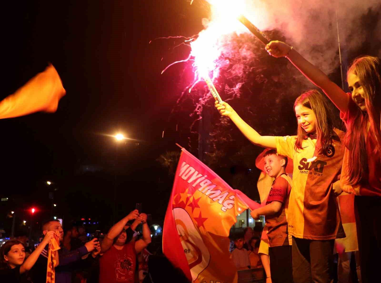 ERZİNCAN’DA GALATASARAY TARAFTARLARI MEYDANI PANAYIR ALANINA ÇEVİRDİ