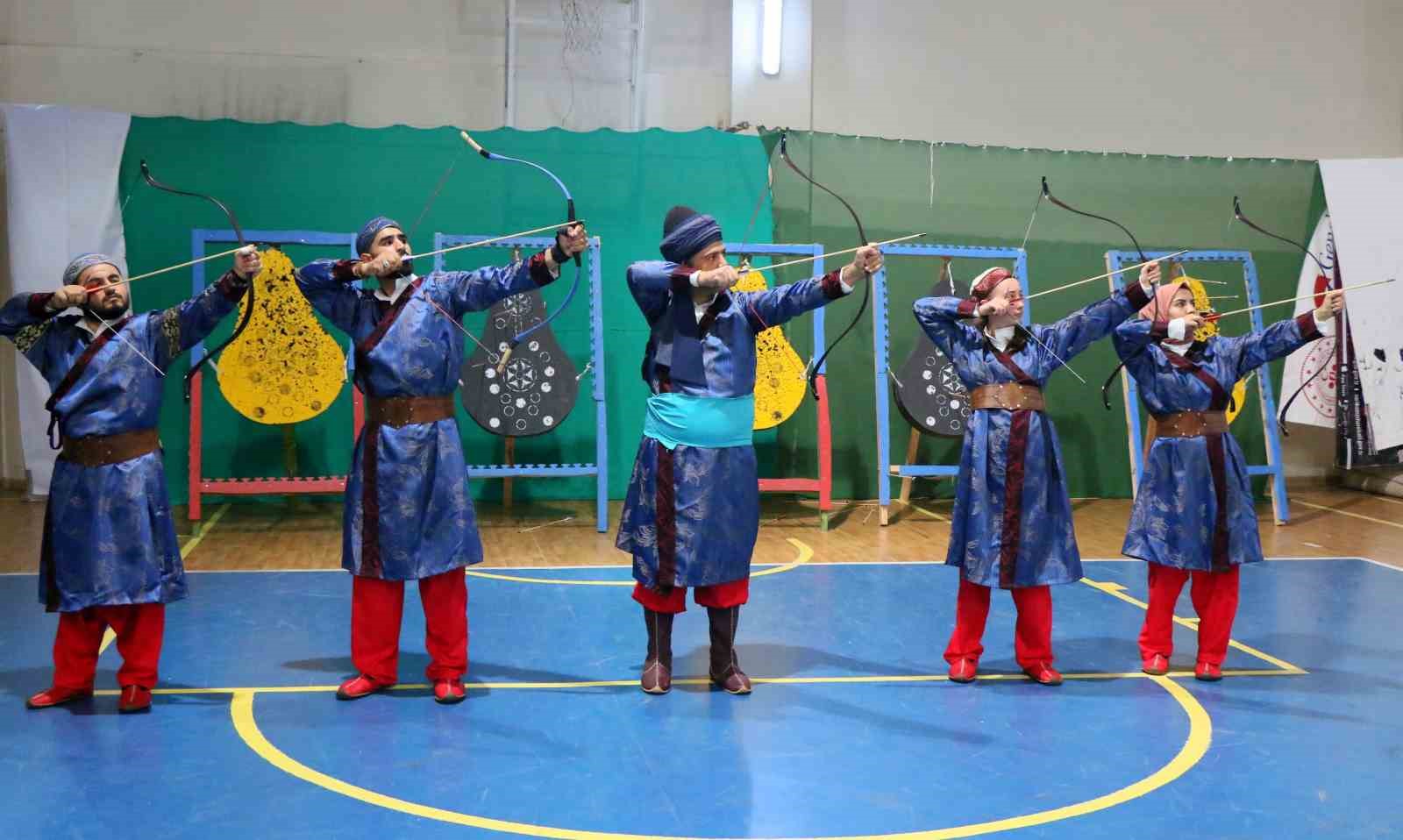ERZİNCAN’DA GELENEKSEL TÜRK OKÇULUĞU YAŞATILMAYA DEVAM EDİYOR