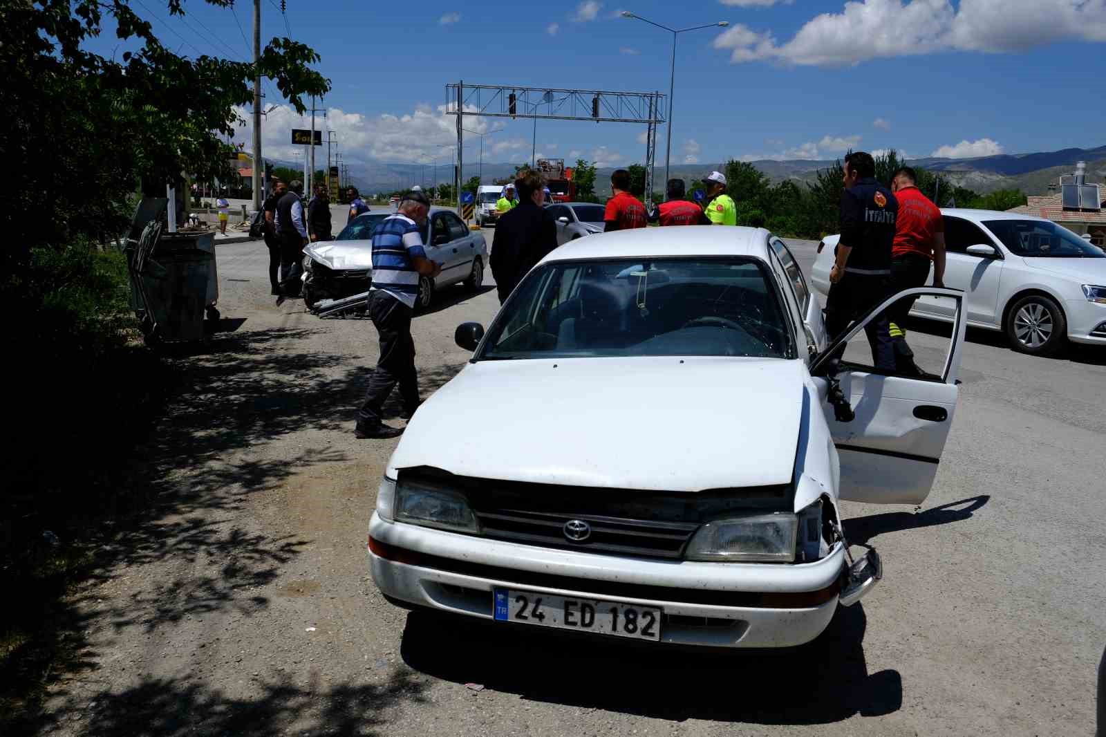 ERZİNCAN’DA MEYDANA GELEN İKİ AYRI TRAFİK KAZASINDA 1’İ BEBEK TOPLAMDA