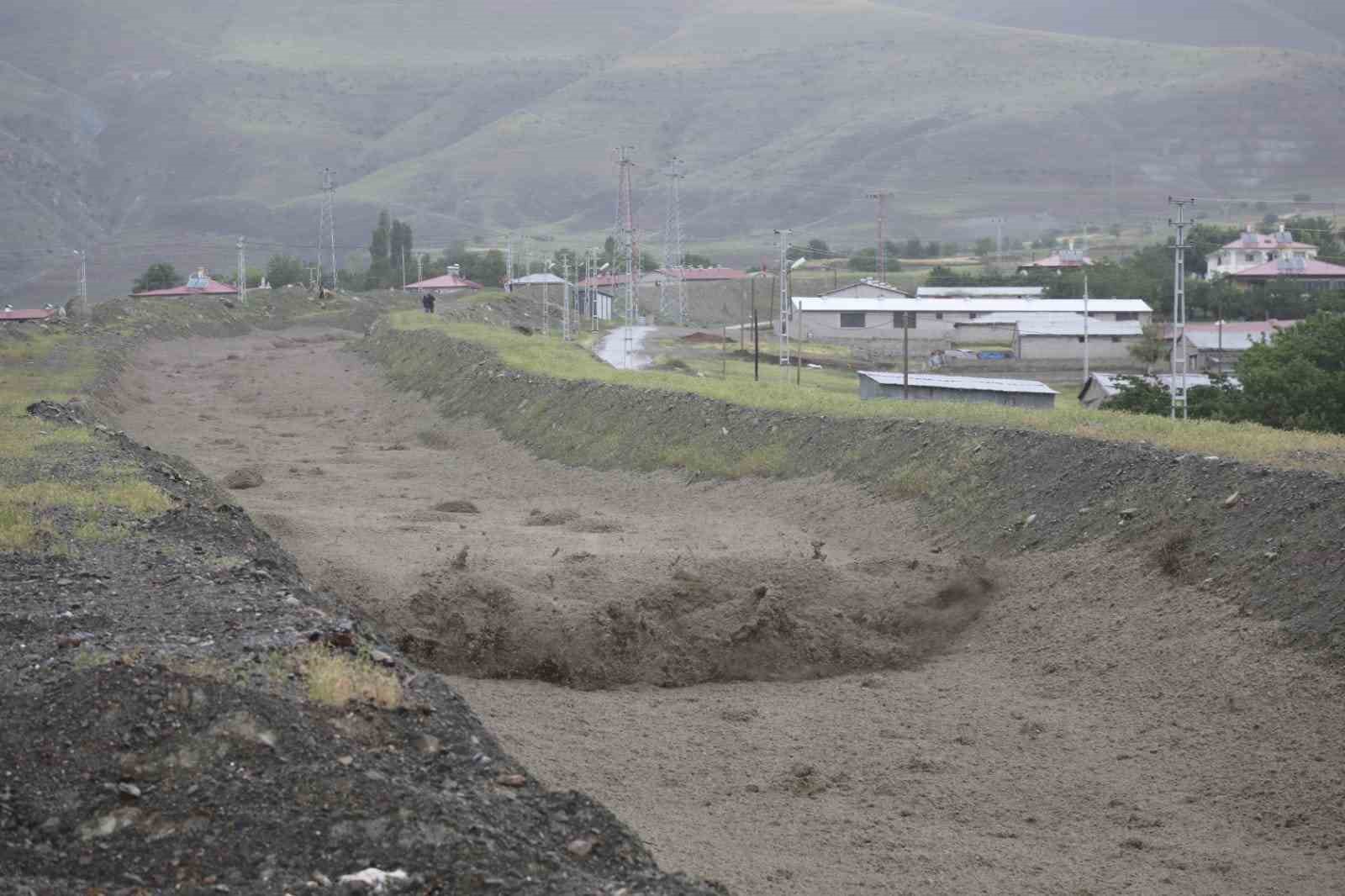 ERZİNCAN'DA SAĞANAK SONRASI DERELERDEN SEL GELDİ