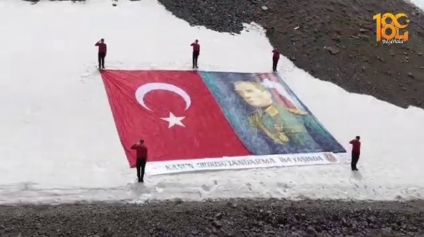 ERZURUM İL JANDARMA KOMUTANLIĞI PERSONELİ PALANDÖKEN DAĞI ZİRVESİNDE ÜZERİNDE 