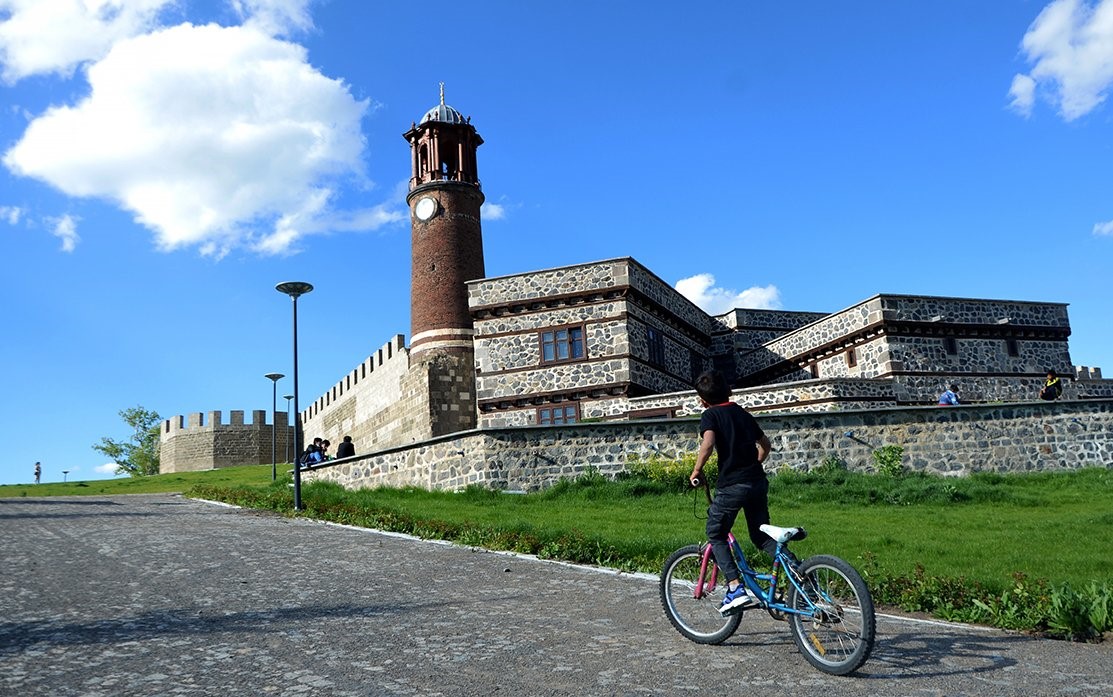 YAPILAN ARAŞTIRMADA ERZURUM’DA ORTANCA YAŞ 29,6 OLARAK BELİRLENİRKEN, 15 YAŞ