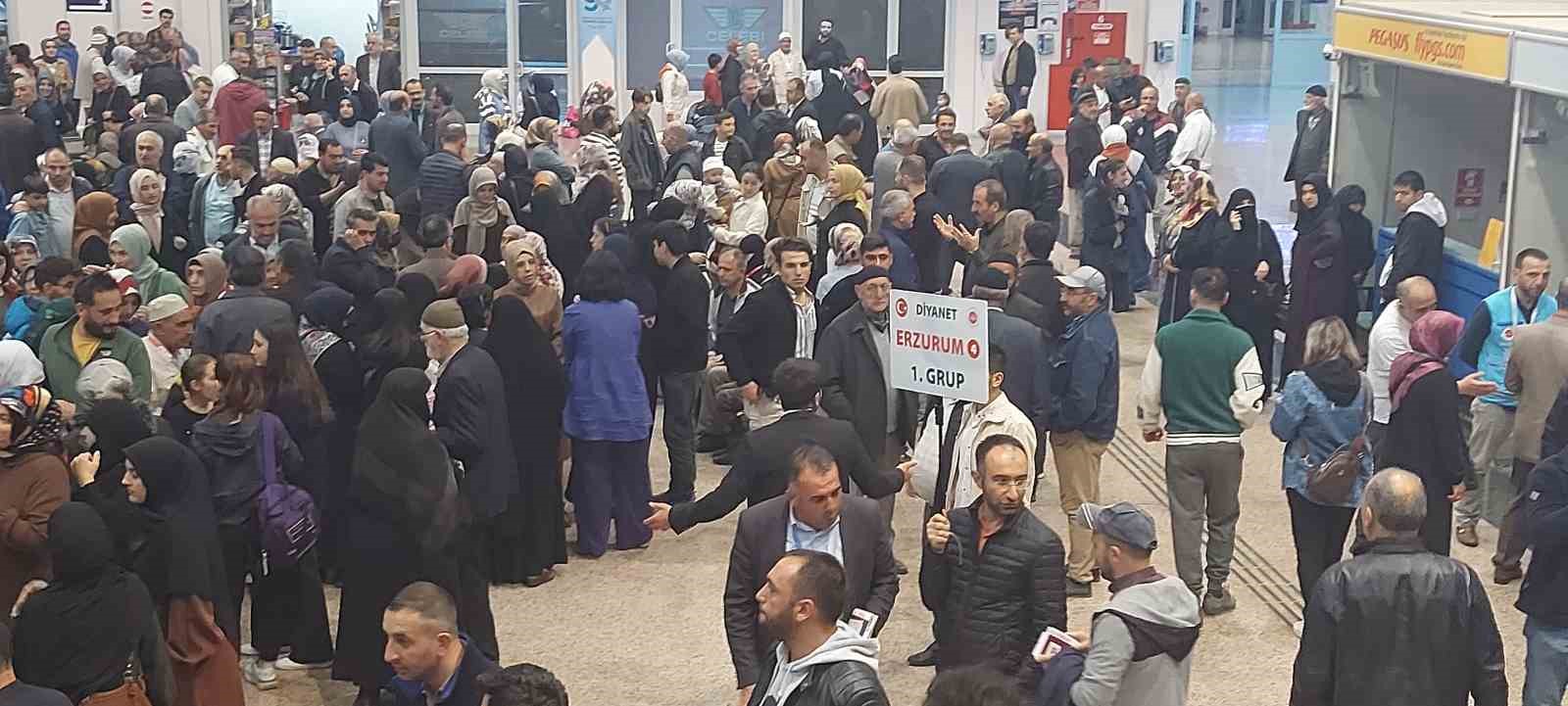 HAC FARİZASINI YERİNE GETİRMEK ÜZERE ERZURUM’DAN YOLA ÇIKAN HAC KAFİLELERİ