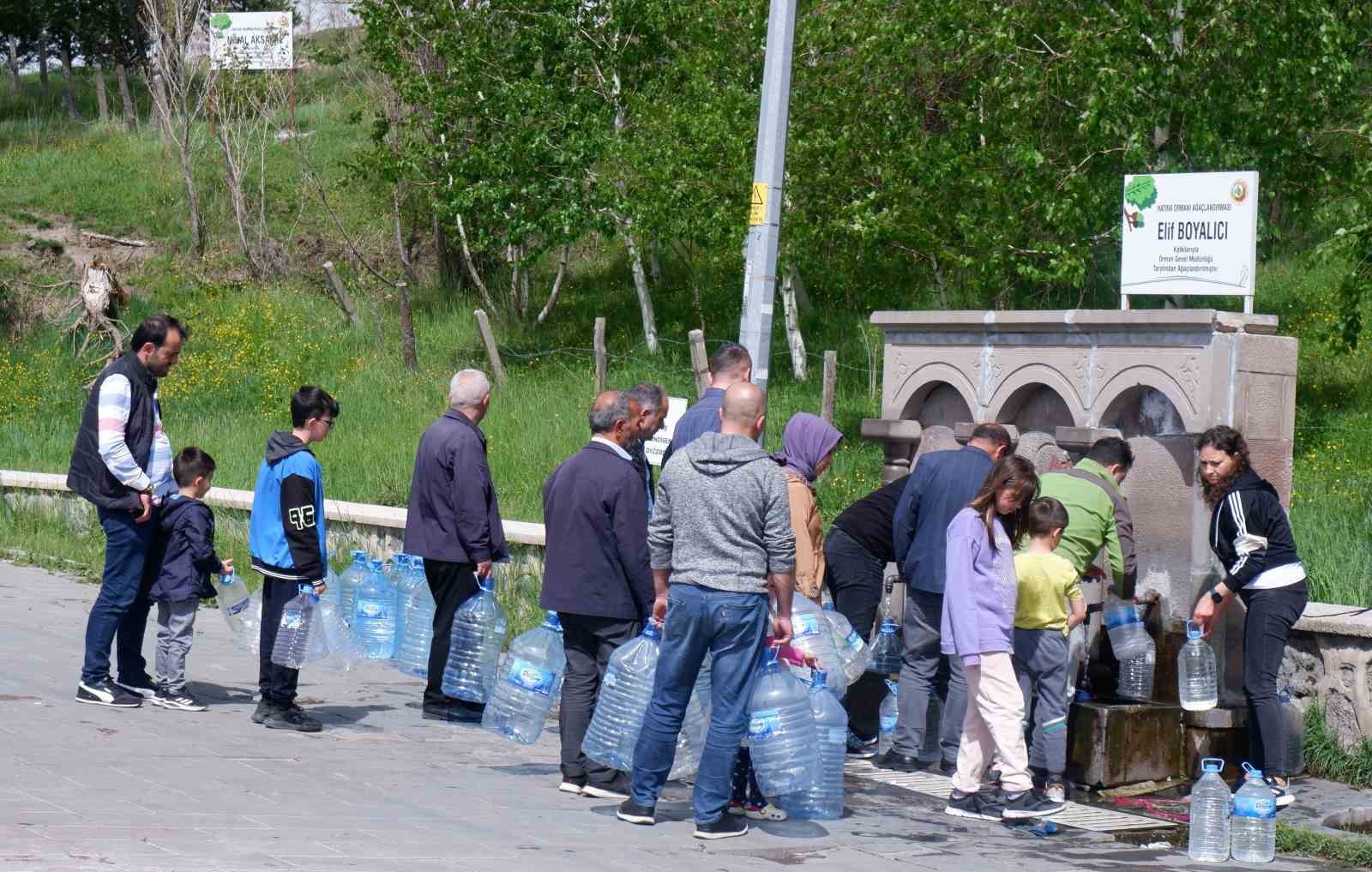 ERZURUM-PASİNLER YOLU ÜZERİNDE BULUNAN PAŞA PINARI, YAZ MEVSİMİNİN DE GELMESİYLE