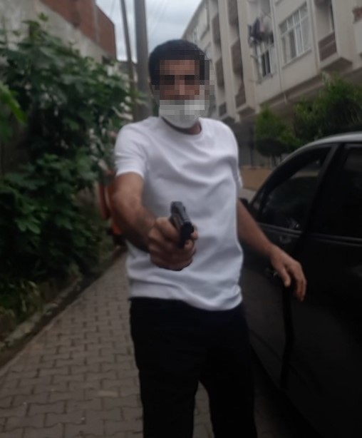 KOCAELİ'DE 2 GÜN ÖNCE BOŞANMA AŞAMASINDAKİ EŞİNİN ÖNÜNÜ SİLAHLA KESEN