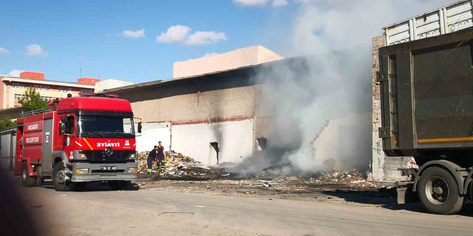 AKSARAY’DA ESKİ SANAYİ SİTESİNDE BOŞ DÜKKANDA ÇIKAN YANGIN PANİĞE NEDEN