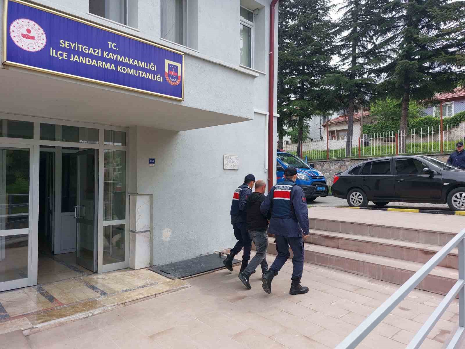 ESKİŞEHİR’DE FARKLI SUÇLARDAN ARANAN 6 KİŞİ, JANDARMA EKİPLERİNCE YAKALANARAK CEZAEVİNE