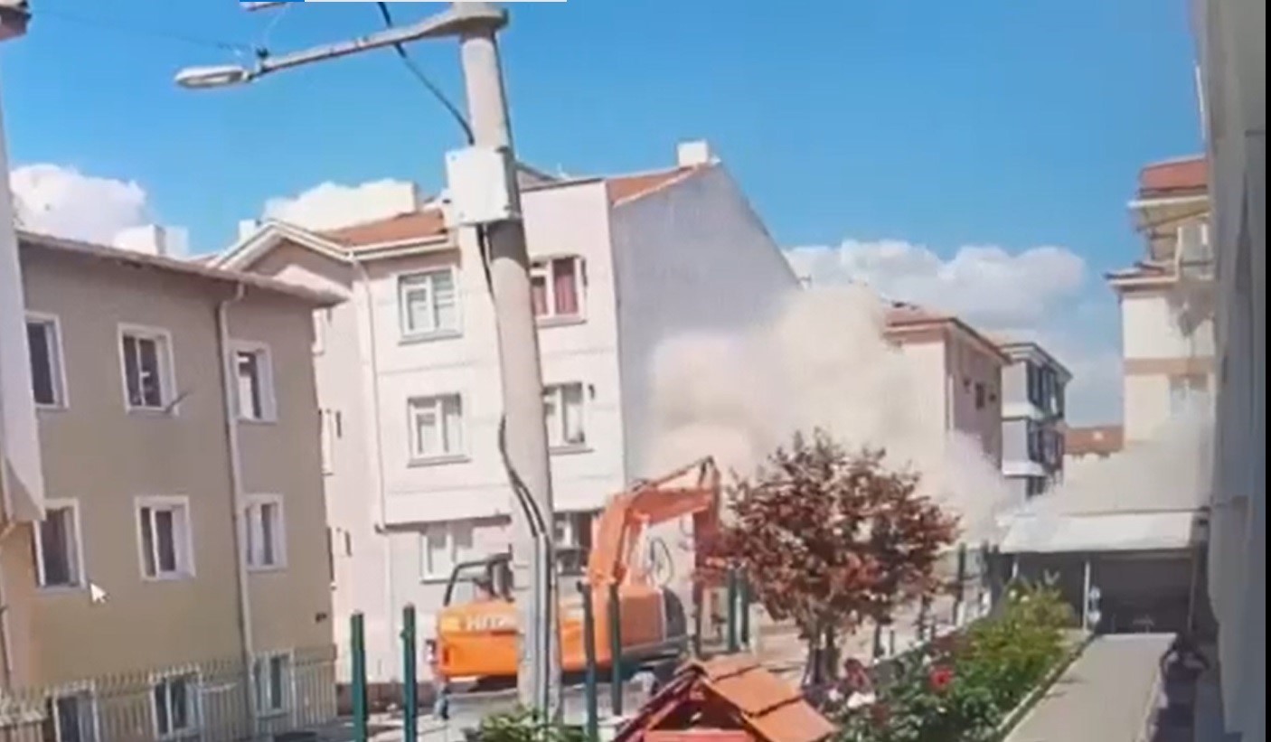 ESKİŞEHİR’DE YANINDAKİ İNŞAAT ÇALIŞMALARI NEDENİYLE YIKILAN BİNANIN OLAY ANINA DAİR