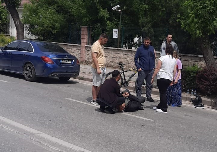 ESKİŞEHİR’DE HATALI DÖNÜŞ YAPAN OTOMOBİLE ÇARPAN MOTOSİKLETİN SÜRÜCÜSÜ YARALANDI.
