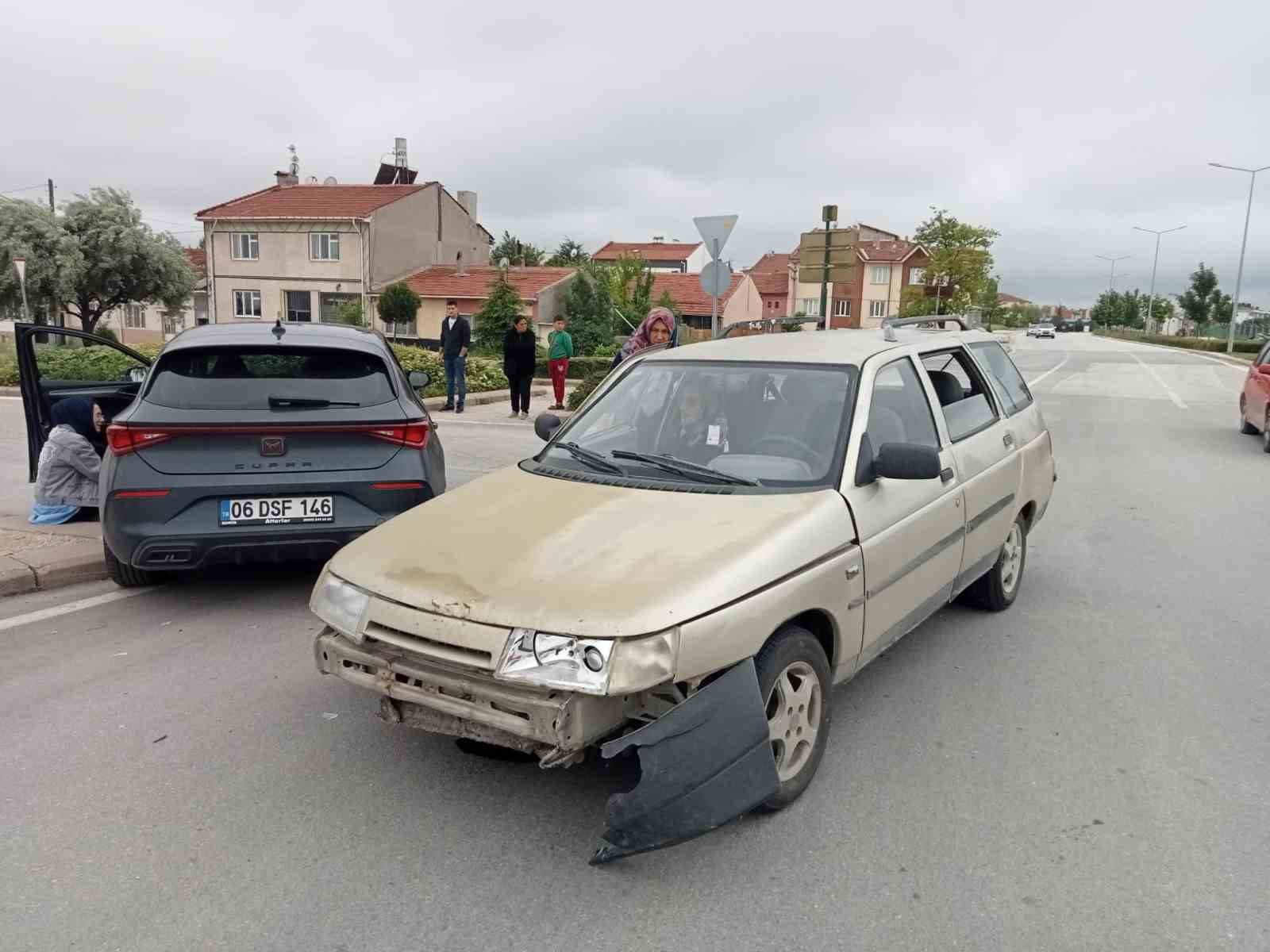 SİVRİHİSAR' DA MADDİ HASARLI TRAFİK KAZASI MEYDANA GELDİ
