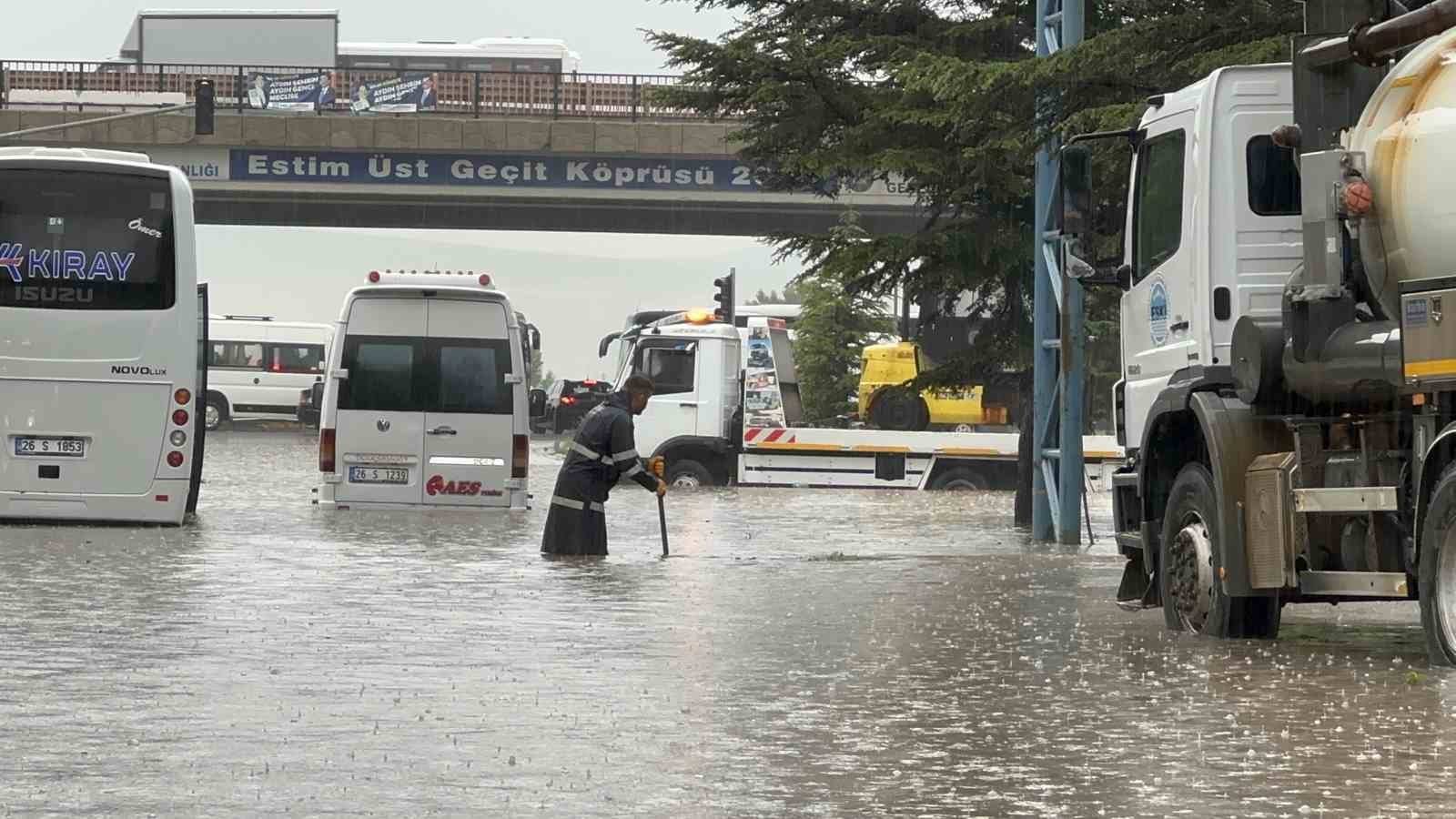 ESKİŞEHİR’İ ETKİSİ ALTINA ALAN SAĞANAK YAĞIŞ KENT MERKEZİNE YAKIN BÖLGELERDE