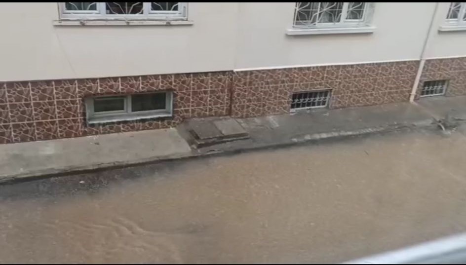 YAĞMUR GÖRÜNTÜSÜ VATANDAŞLARIN CEP TELEFONU KAMERALARINA YANSIDI
