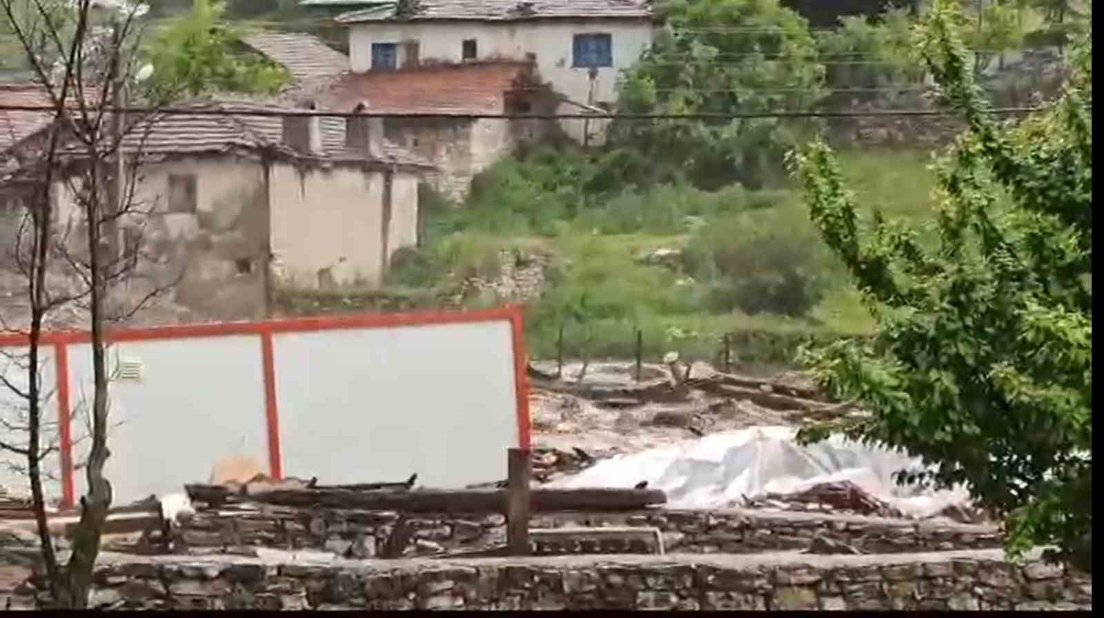 ÇATÖREN MAHALLESİNDE SEL BÜYÜK ZARARA YOL AÇTI
