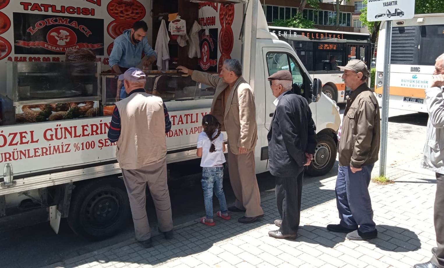 ODUNPAZARI İLÇESİ ALAADDİN PARKI’NDA VATANDAŞLAR İÇİN PİŞİRİLEN LOKMALAR DAĞITILDI.