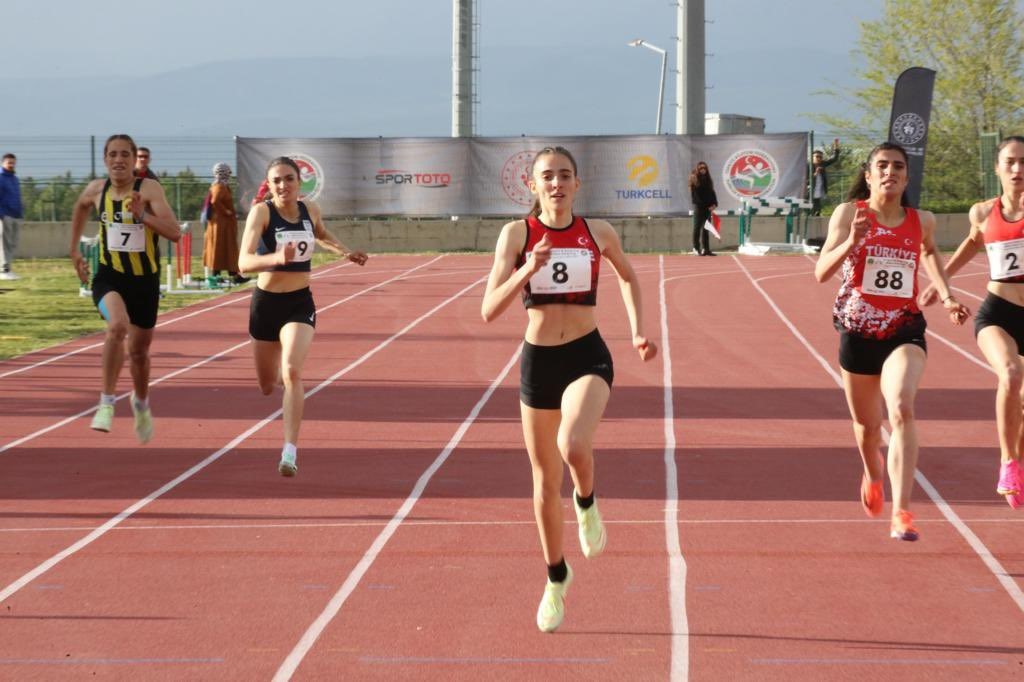 ESKİŞEHİRLİ GENÇ ATLET EDA NUR TULUM, ERZURUM’DA 5 ÜLKEDEN 106
